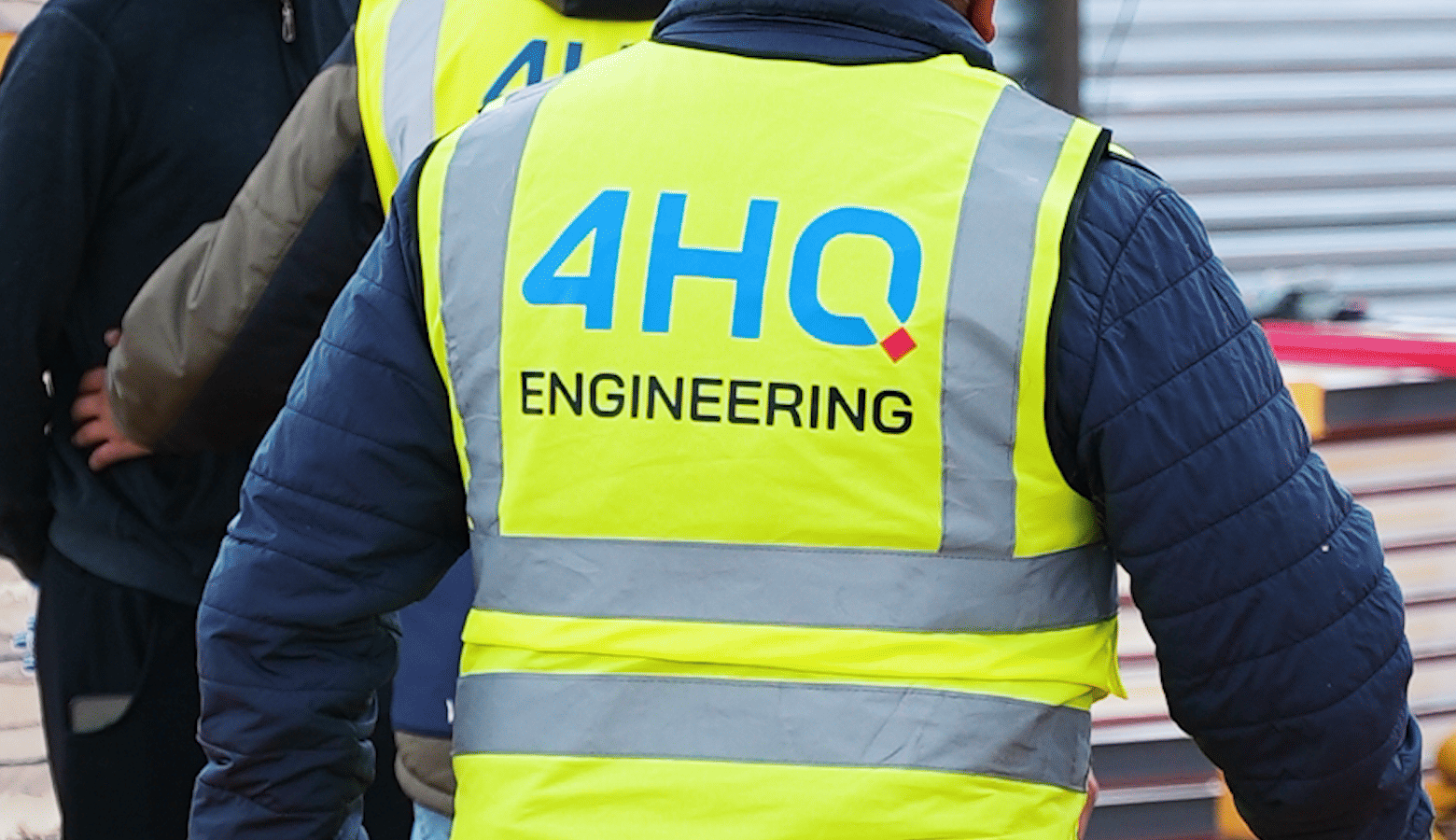 Специалист 4HQ Engineering на строительной площадке